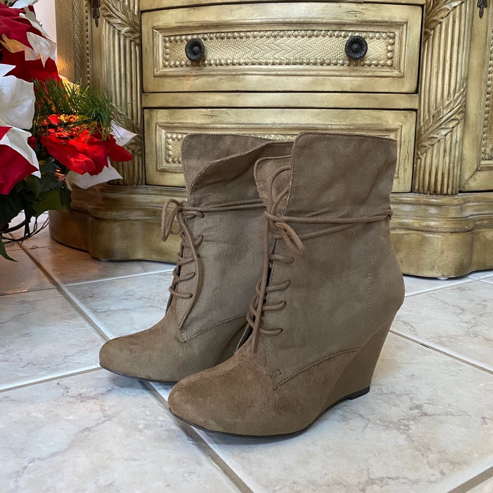 Nine West Khaki wedged boot
